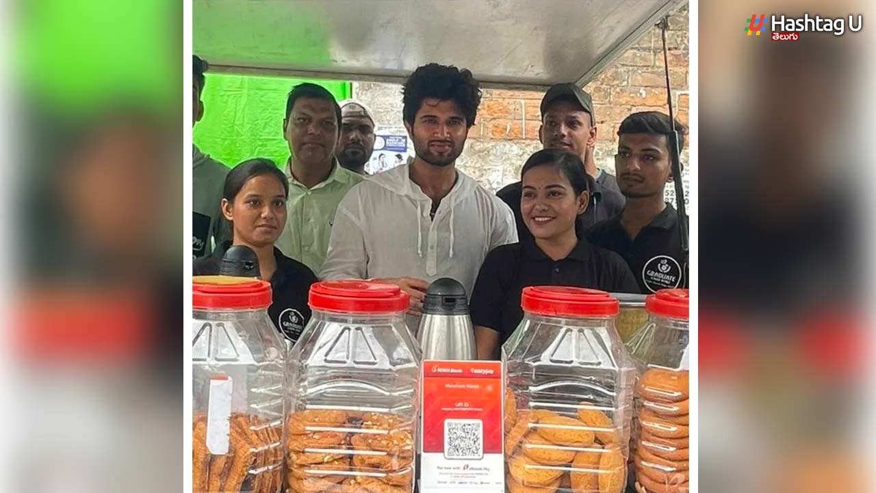 Vijay Deverakonda enjoys chai with fans as he promotes his film Liger in Patna