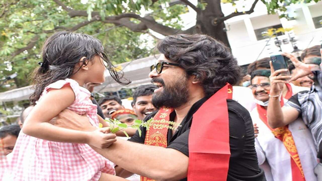 Allu Arjun dances with daughter & team during Ganapati visarjan