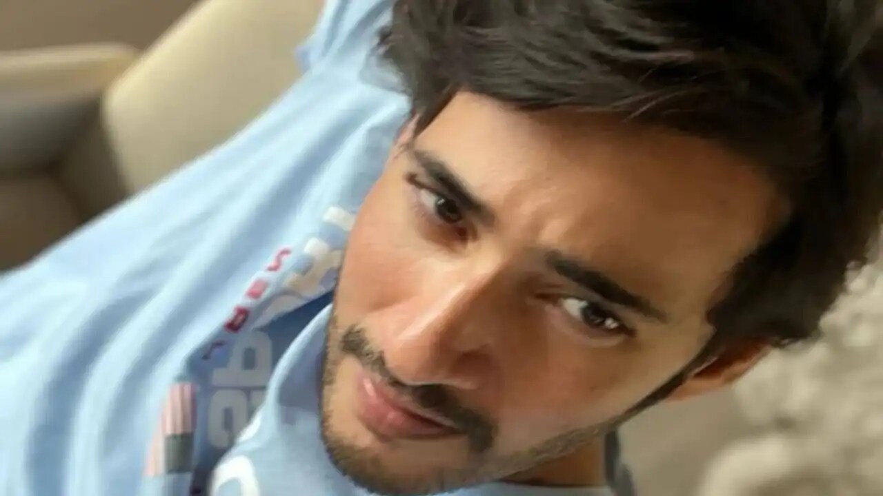 Mahesh Babu drops a picture of himself; Wife Namrata reacts