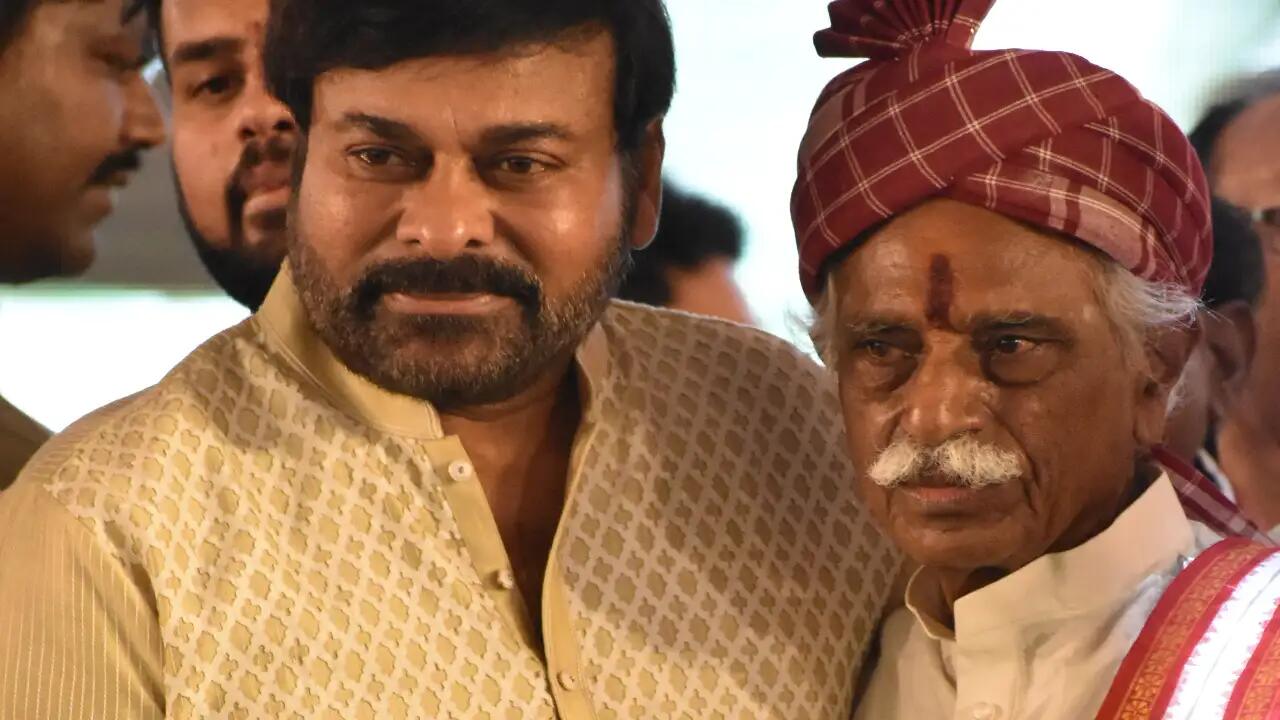 Chiranjeevi grooves to Telangana special potharaju dance with the crowd
