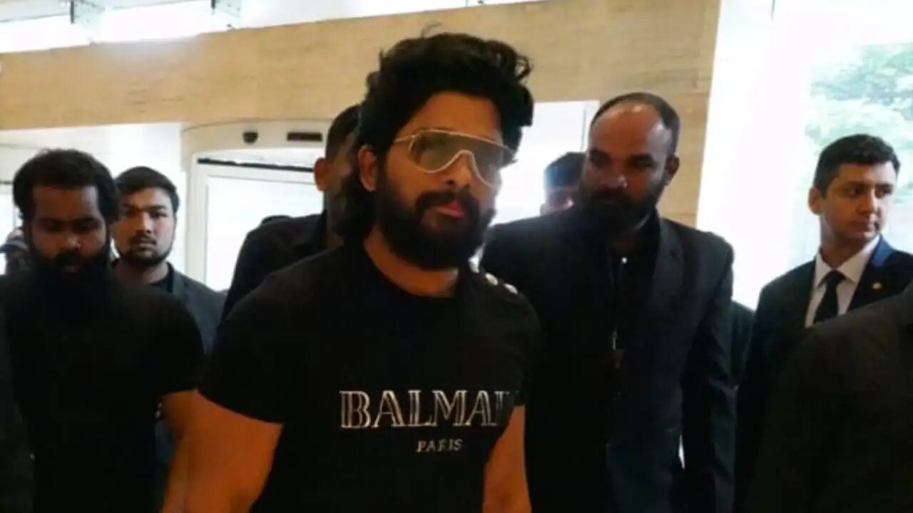Allu Arjun goes all casual a black and white look as he heads to Russia for Pushpa