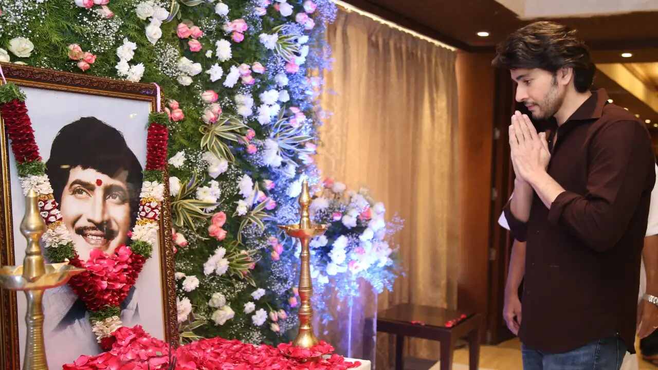 Mahesh Babu pays last respect to his late father Krishna