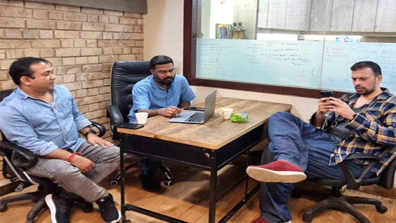 Assistant director Karthik makes directorial debut with a film on fugitives like Vijay Mallya