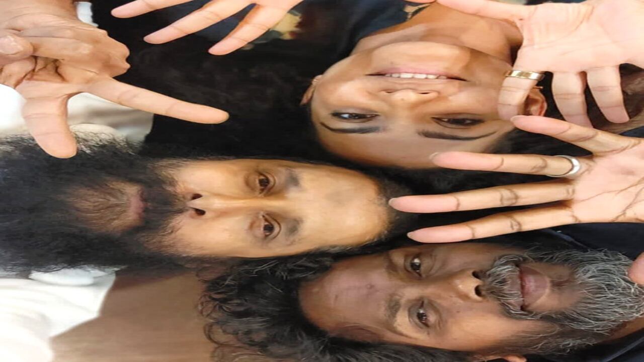 Parvathy Thiruvothu shares a unique photo with Thangalaan team Chiyaan Vikra and Pa Ranjith