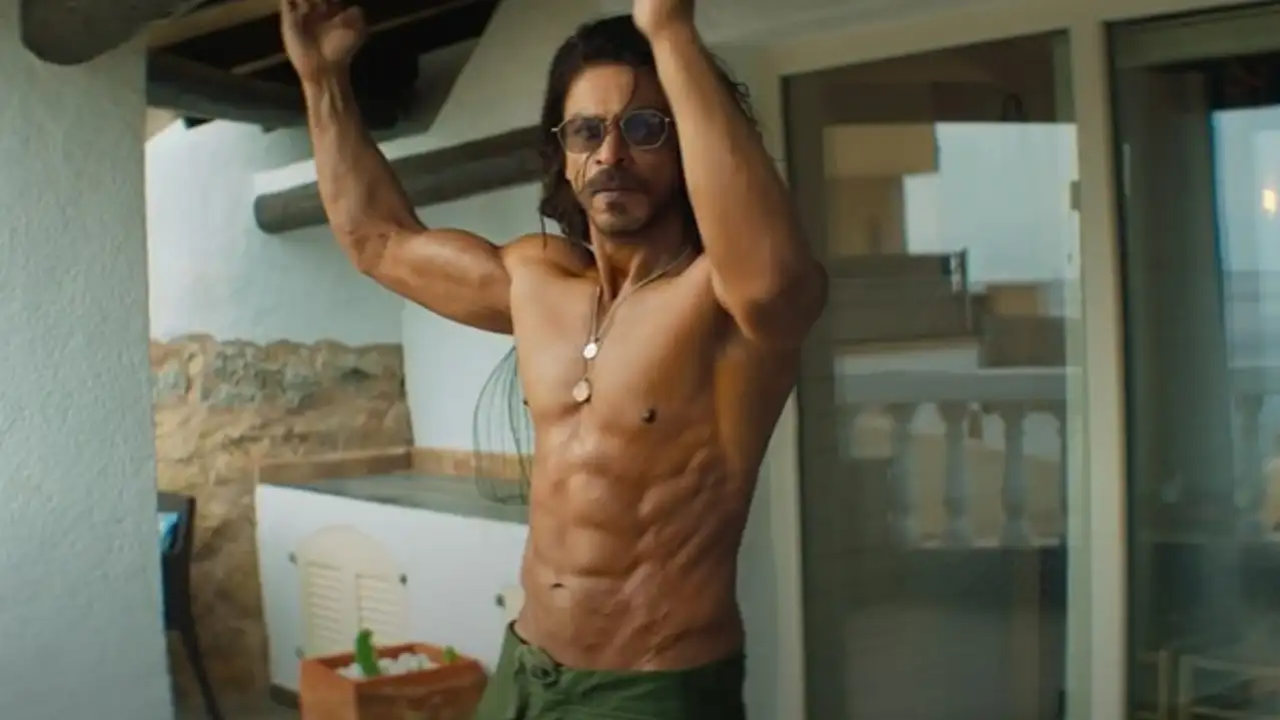 Fan asks Shah Rukh Khan if he still has abs from Pathaan?