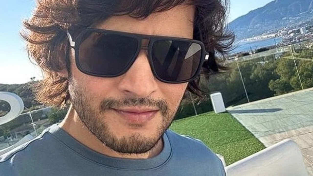 Mahesh Babu looks dashing as ever in a new selfie