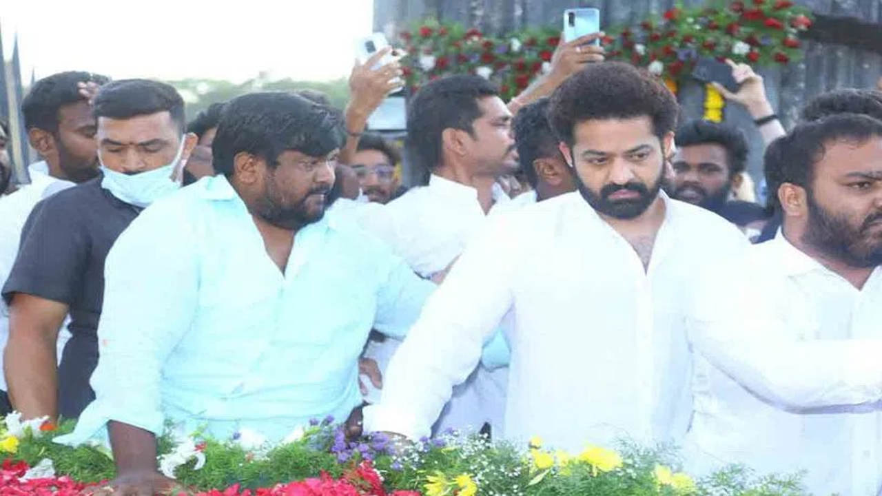 Jr NTR and Balakrishna pay their tribute to N.T Rama Rao