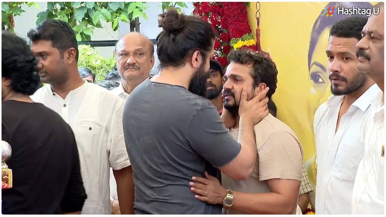 Kannada Star Yash Extends Comfort to Grieving Vijay Raghavendra at Wife’s Funeral