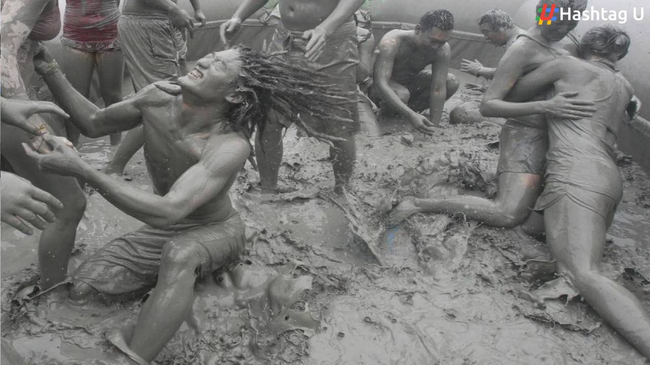 Unconventional Mud Fight Takes Center Stage at New York Fashion Week..