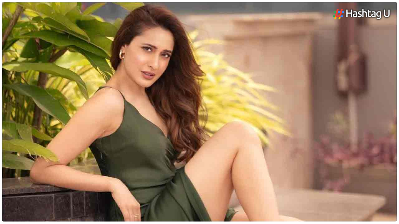 Pragya Jaiswal Mesmerizes Fans with Stunning Look at Lokmat Most Stylish Awards