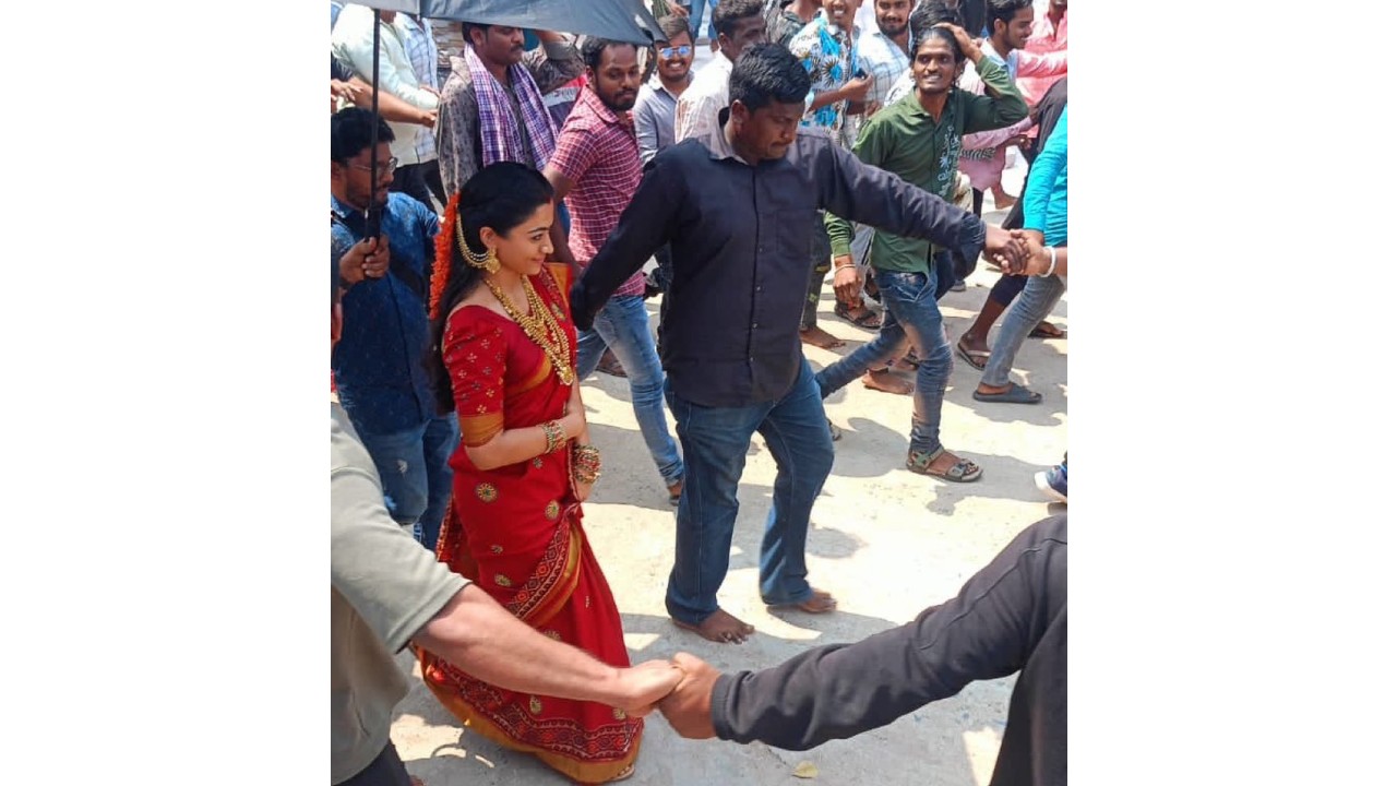 Rashmika Mandanna Dazzles in Red Saree ; Fans Share Sneak Peek of ‘Srivalli’s First Look’