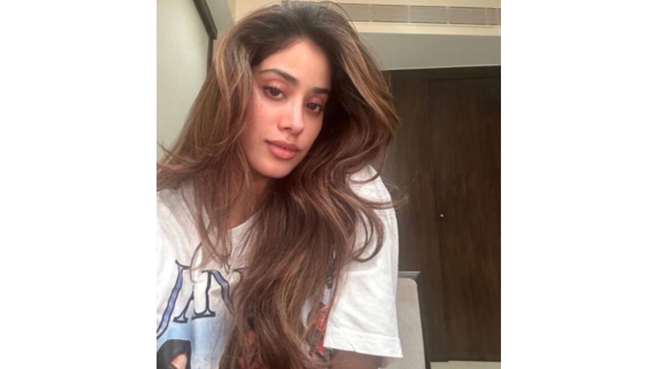 Janhvi Kapoor’s Effortless Charm: No-Makeup Selfie